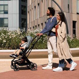 Parents walking their baby with the Casualplay Nifty stroller