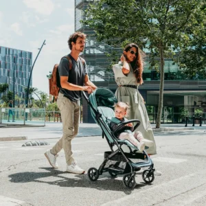 pareja paseando con niña sentada en silla de paseo Tour